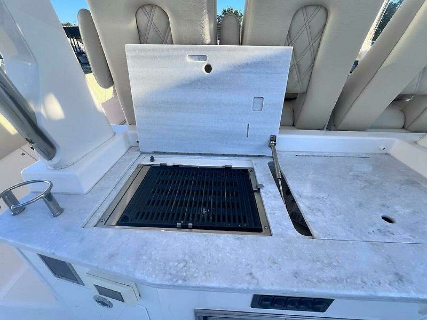 2019 Regal 33 SAV - Image 25