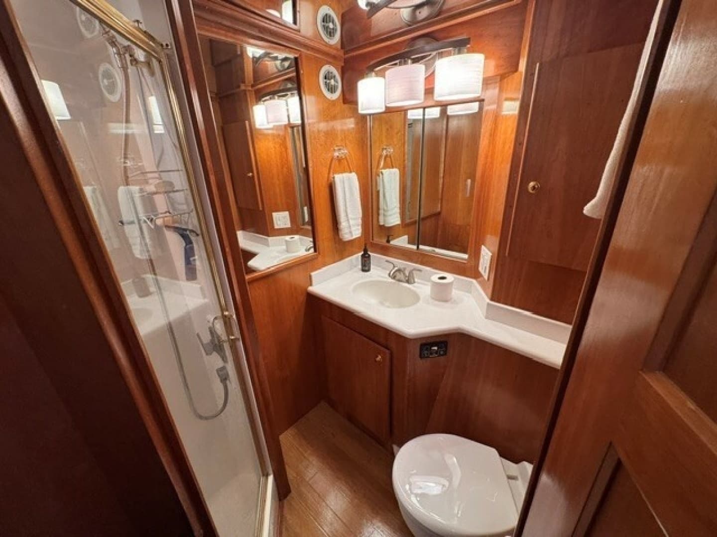 2001 Navigator Classic 48 - Image 23