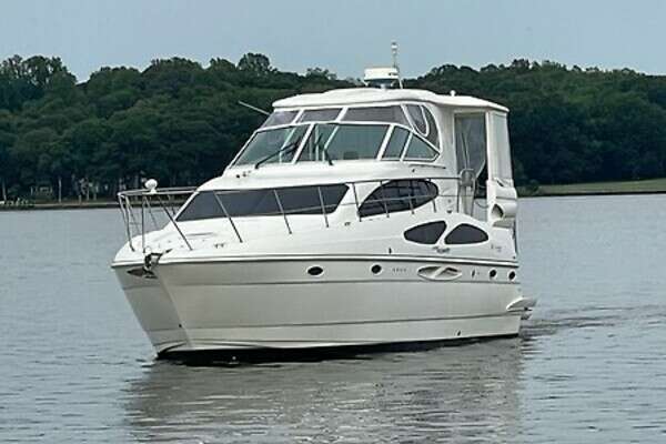2004 Cruisers Yachts 405 Express Motoryacht - Image 1
