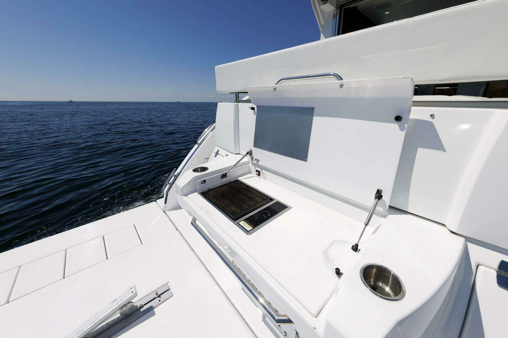 2021 Cruisers Yachts — - Image 43