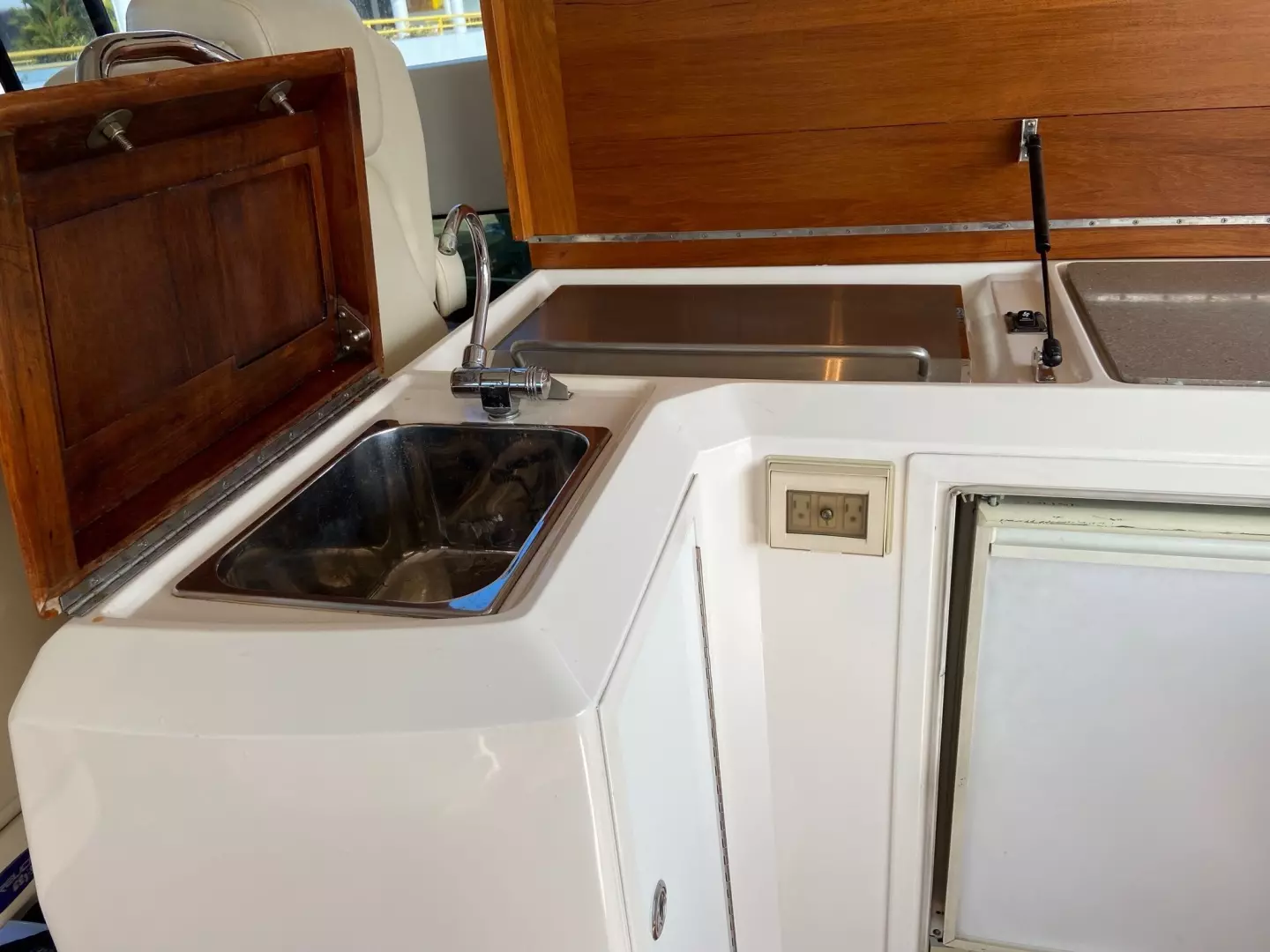 2009 Regal 5260 - Image 12