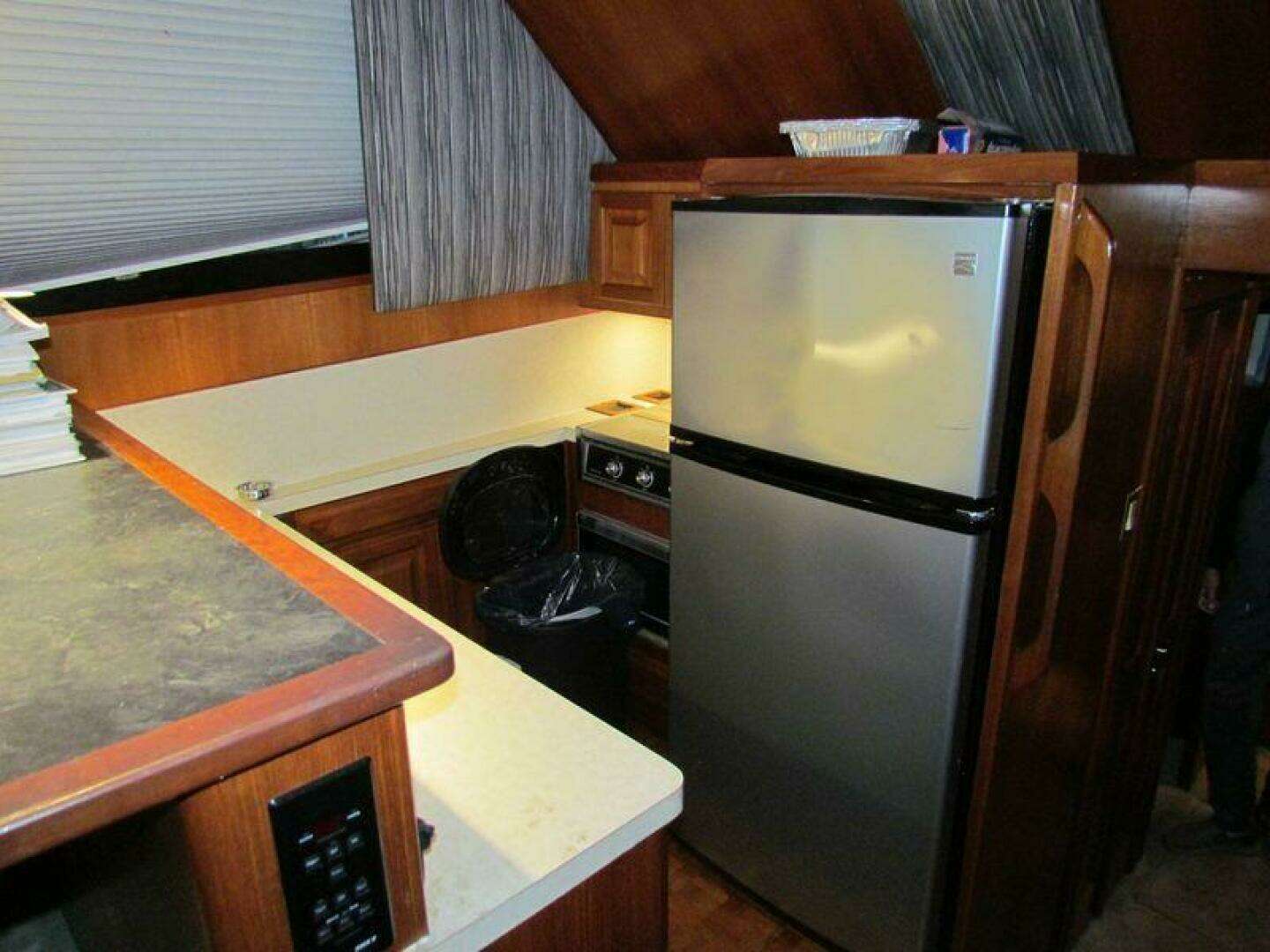 1988 Viking 45 Convertible - Image 9