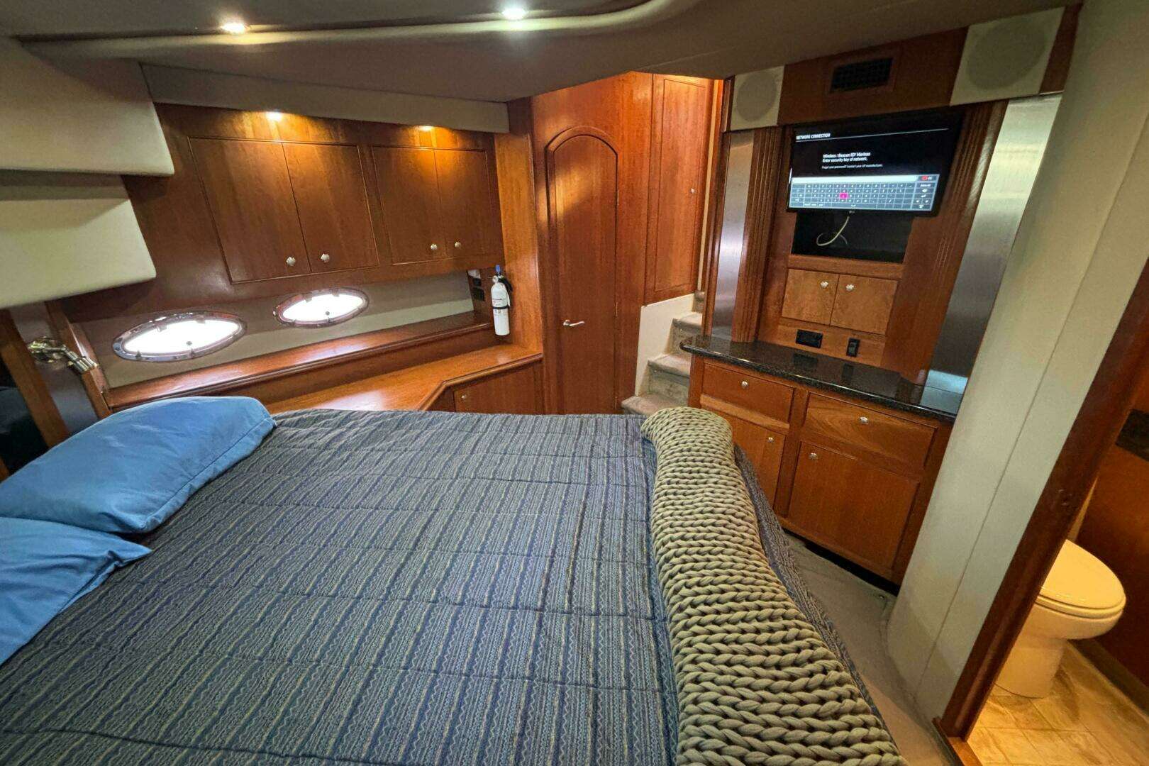 2005 Cruisers Yachts 455 Express Motor Yacht - Image 23