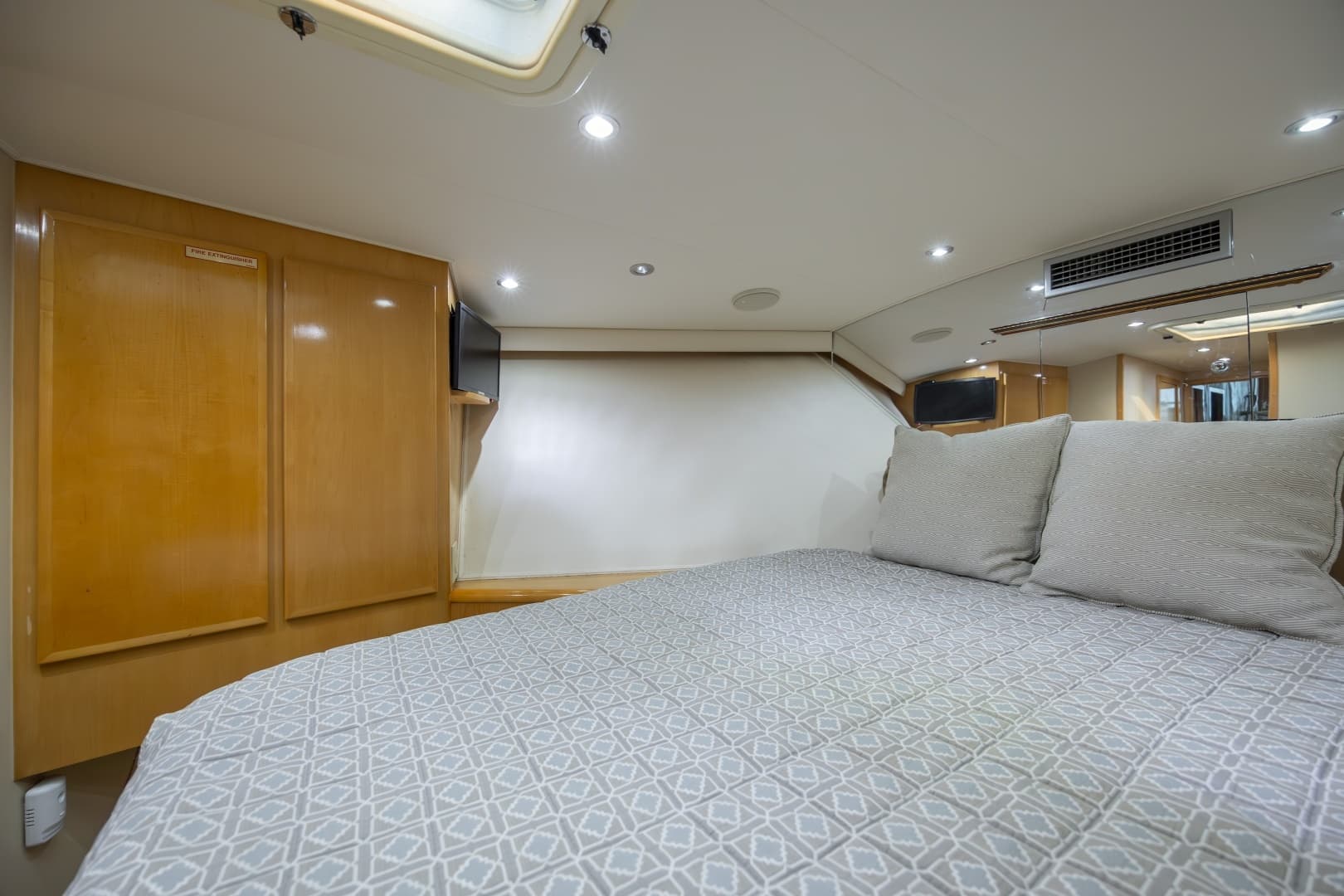 2000 Hatteras 50 Convertible - Image 22