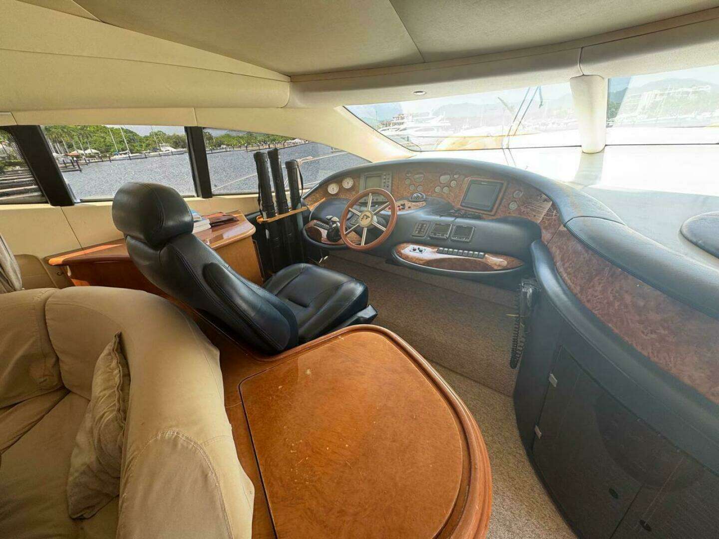 2001 Azimut 68 Plus - Image 18