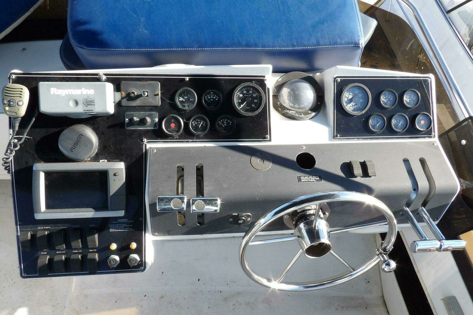 1992 Carver 28 Aft Cabin Motor Yacht - Image 11
