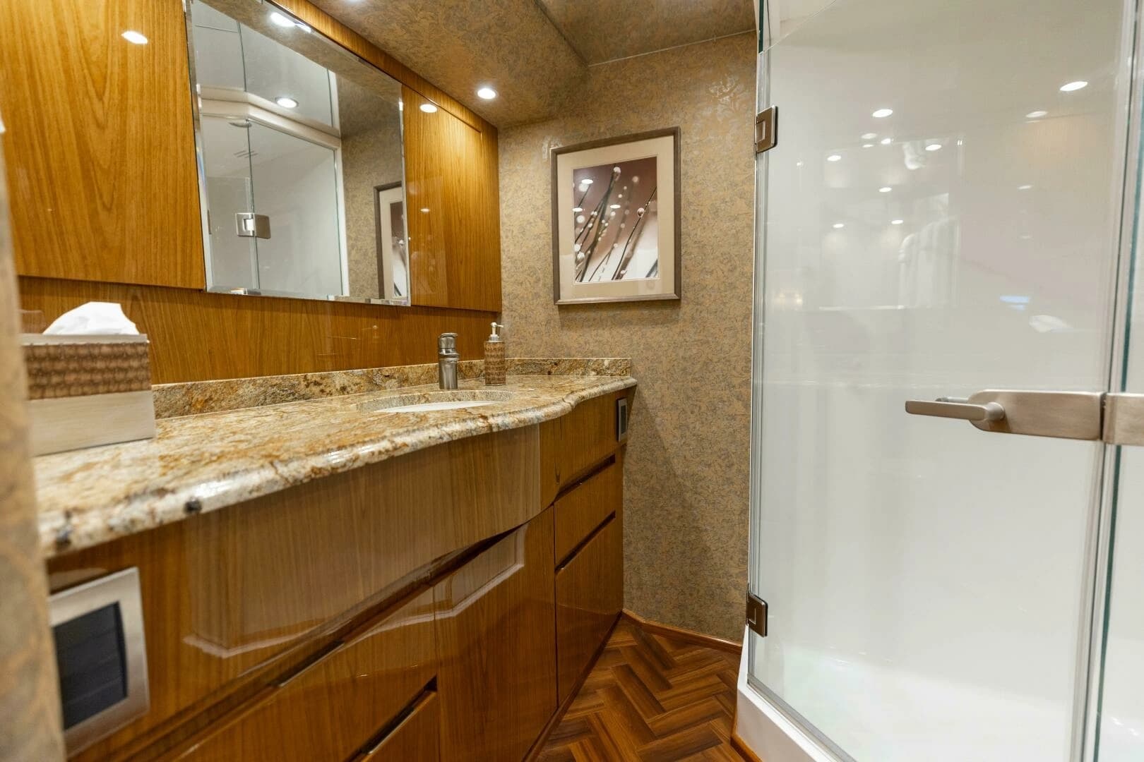 2013 Viking 76 Convertible - Image 31