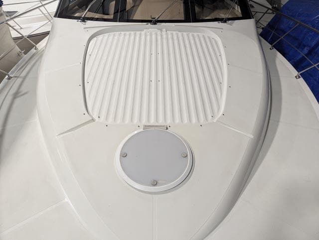 1999 Carver 530 Voyager Pilothouse deck with hatch and non-slip surface.