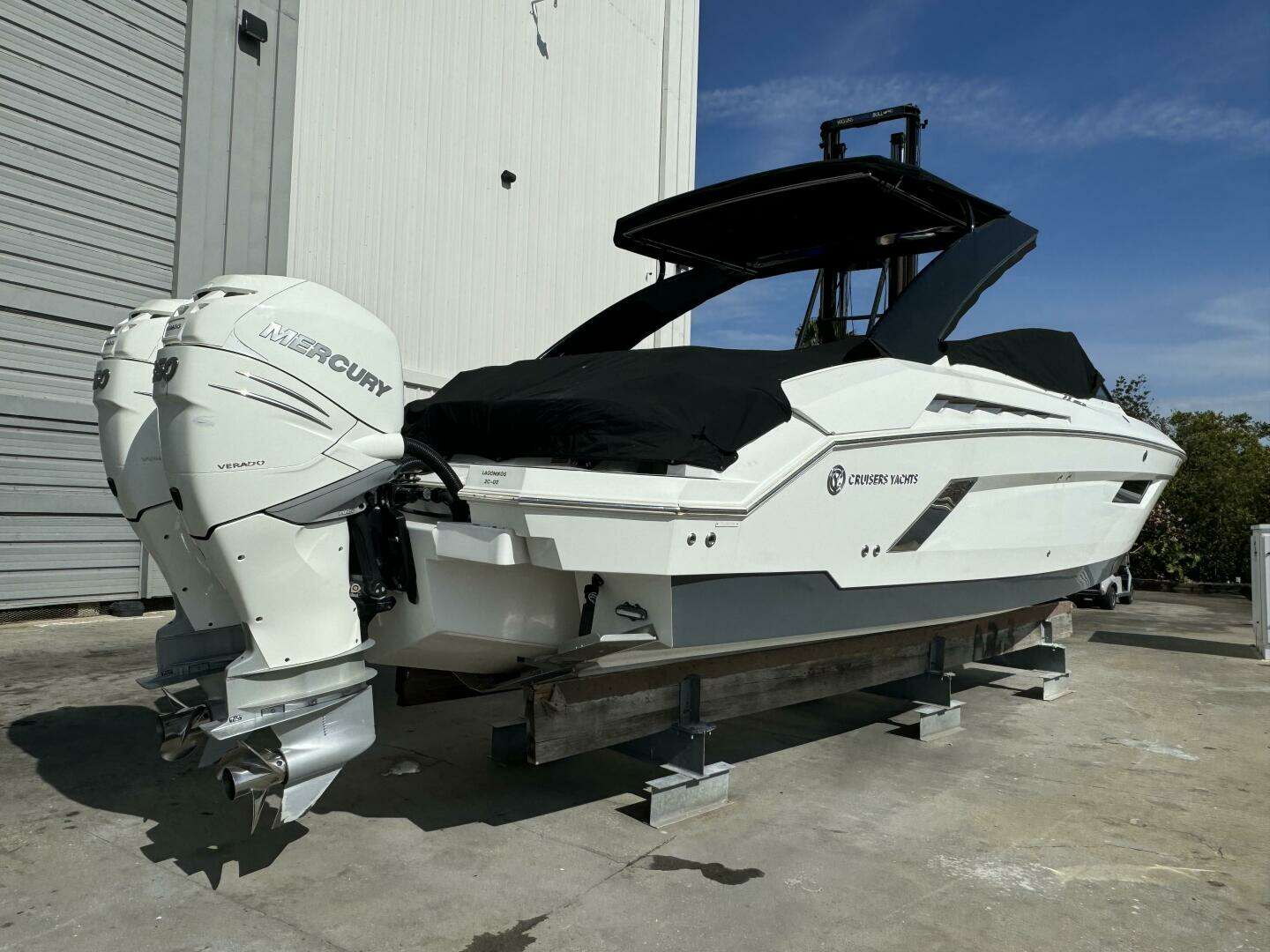 2019 Cruisers Yachts 338 - Image 2