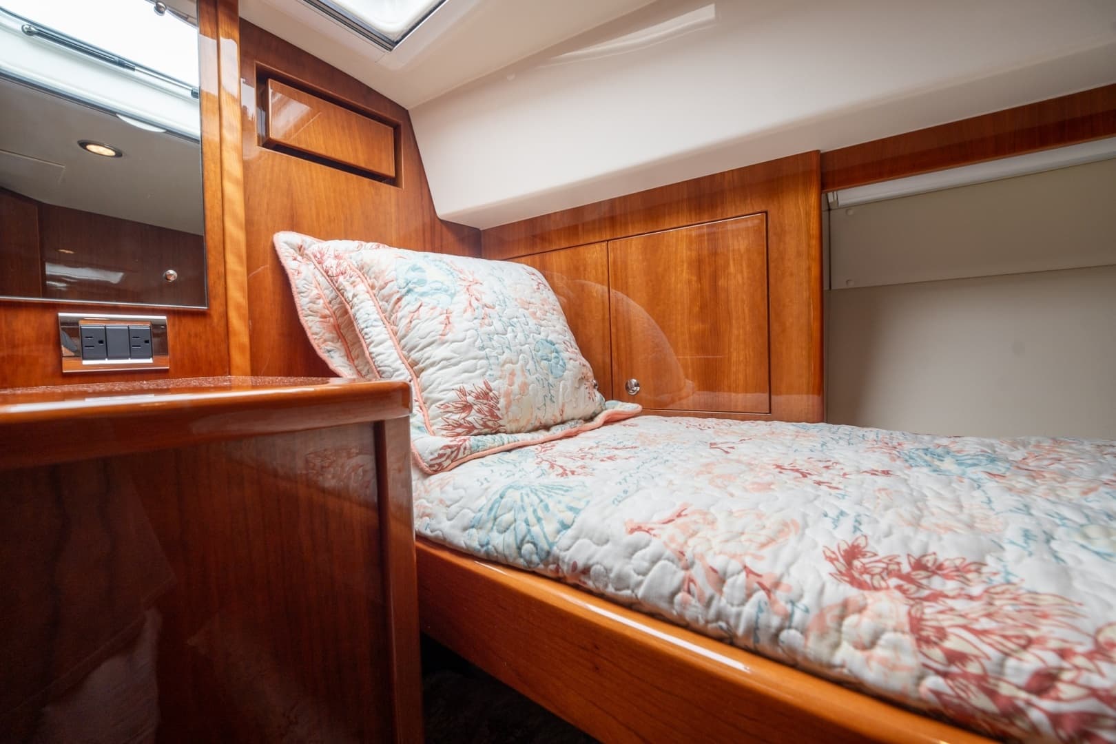 2016 Riviera 5000 Sport Yacht - Image 78