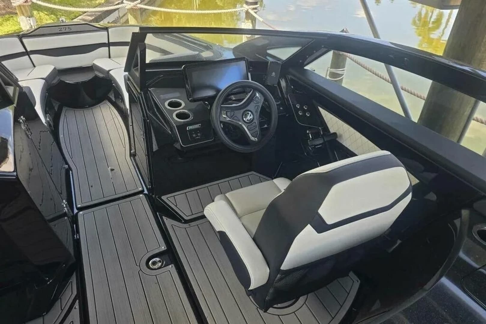 2025 Yamaha Boats 275SD - Image 11