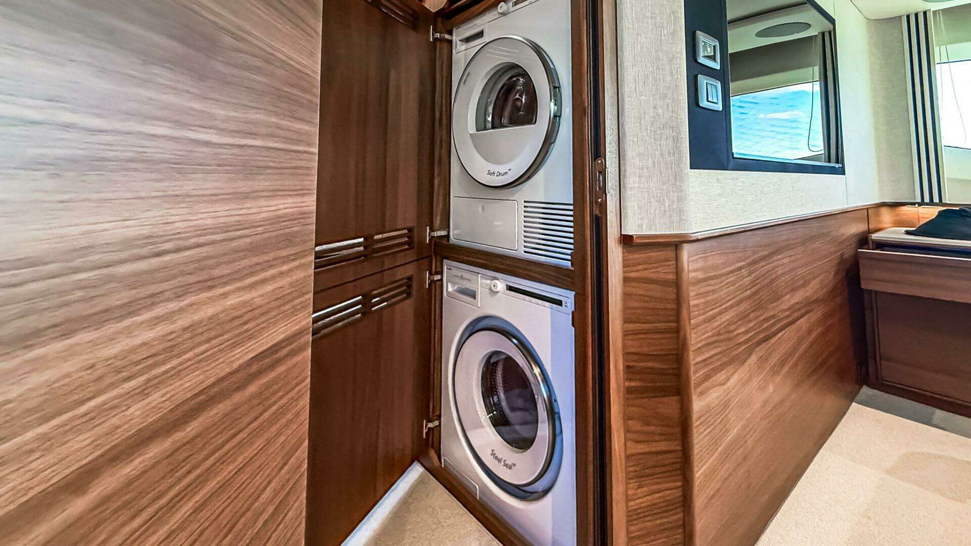 2026 Princess S65 Sportbridge - Image 77