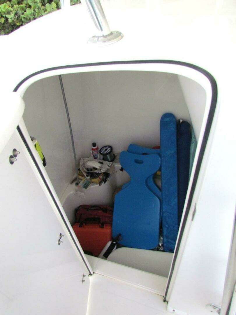 2005 Venture 34 - Image 11