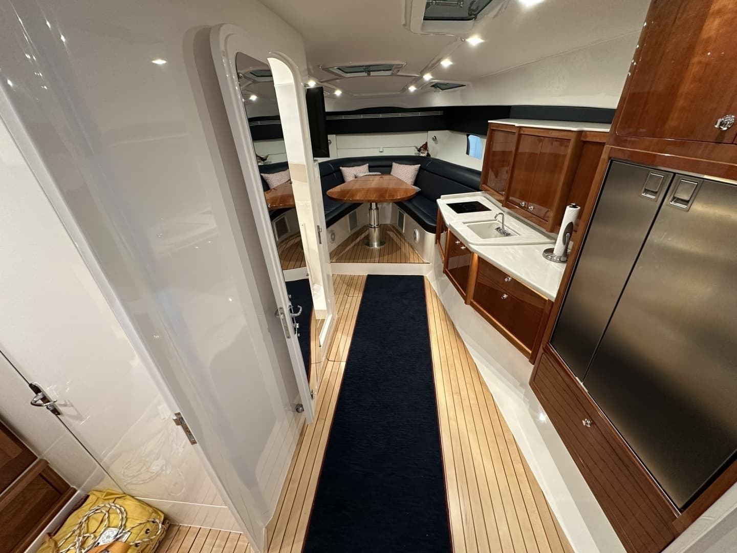 2020 Intrepid 475 Sport Yacht - Image 10
