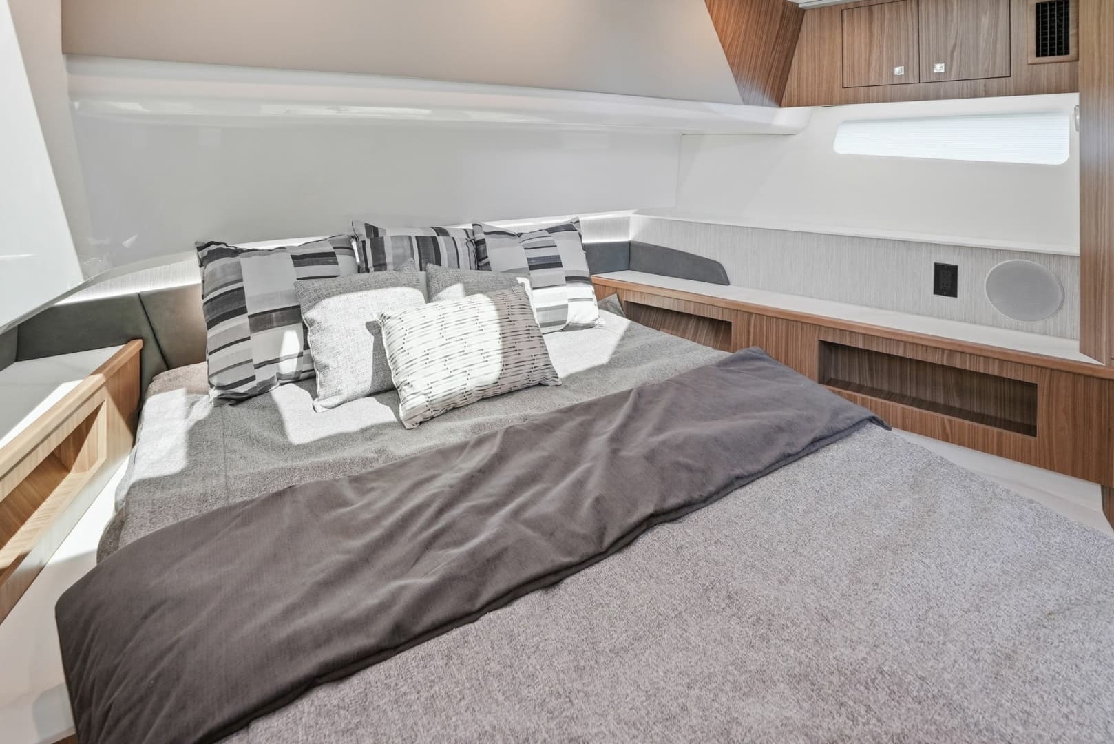 2026 Cruisers Yachts 50GLS OB - Image 39