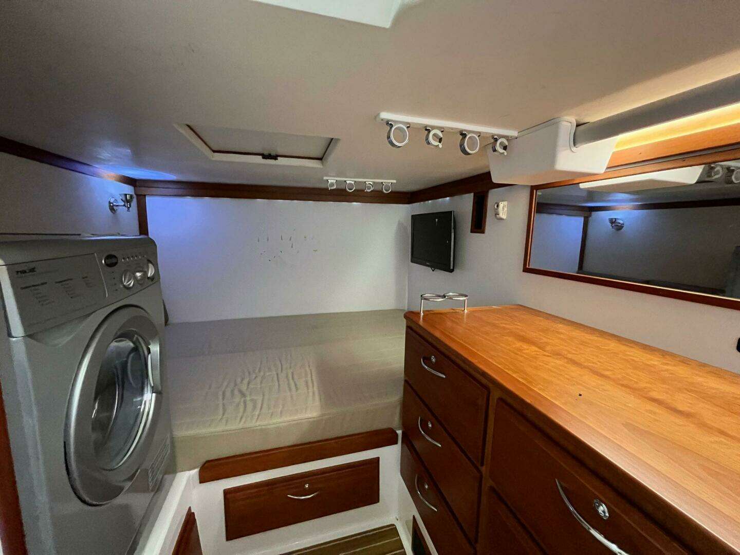 2013 Sabre 48 Salon Express - Image 61