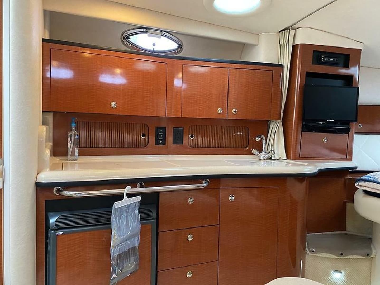 2004 Sea Ray 320 Sundancer - Image 12