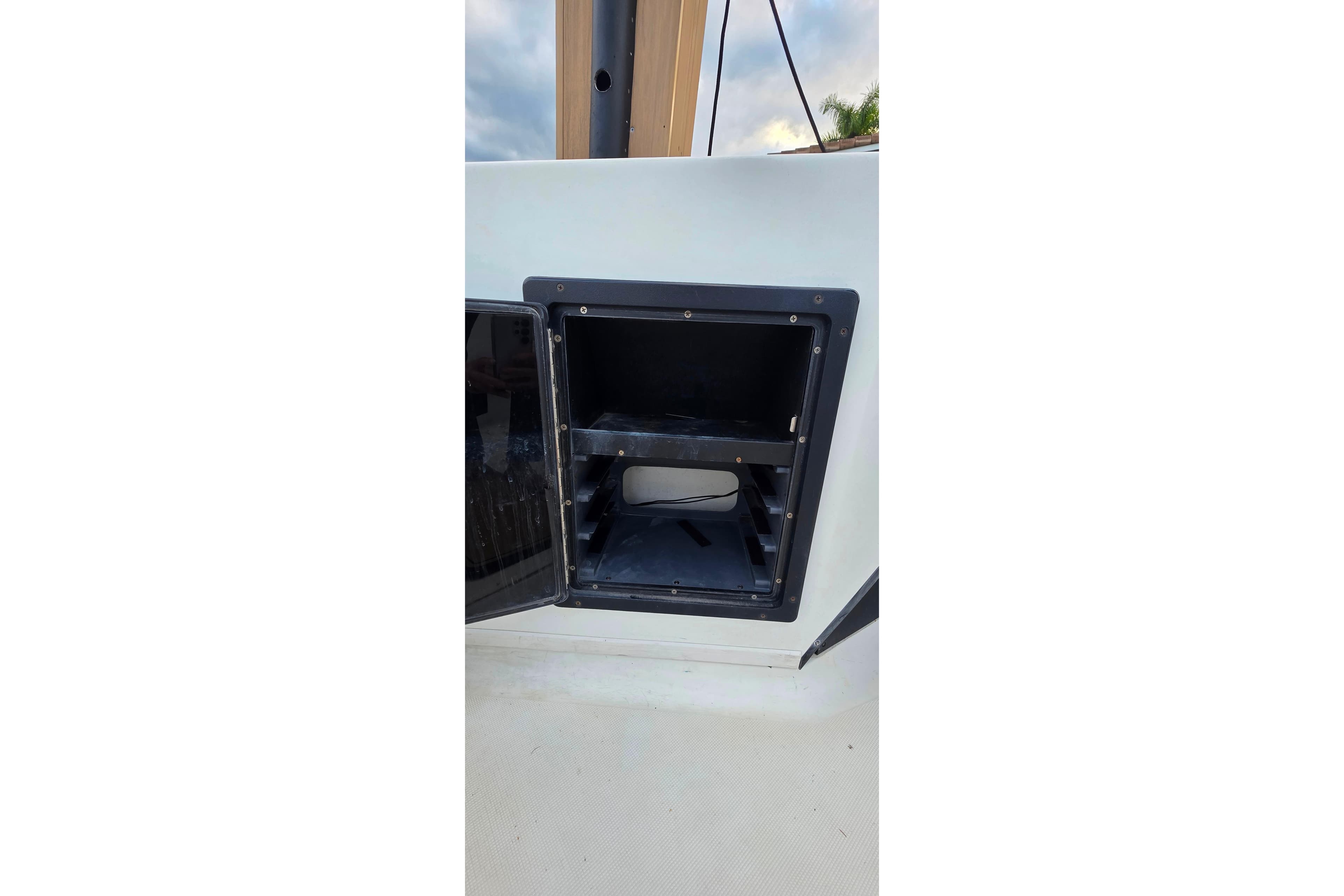 Open storage compartment on a 1999 Hydra-Sports 3000 CC boat.