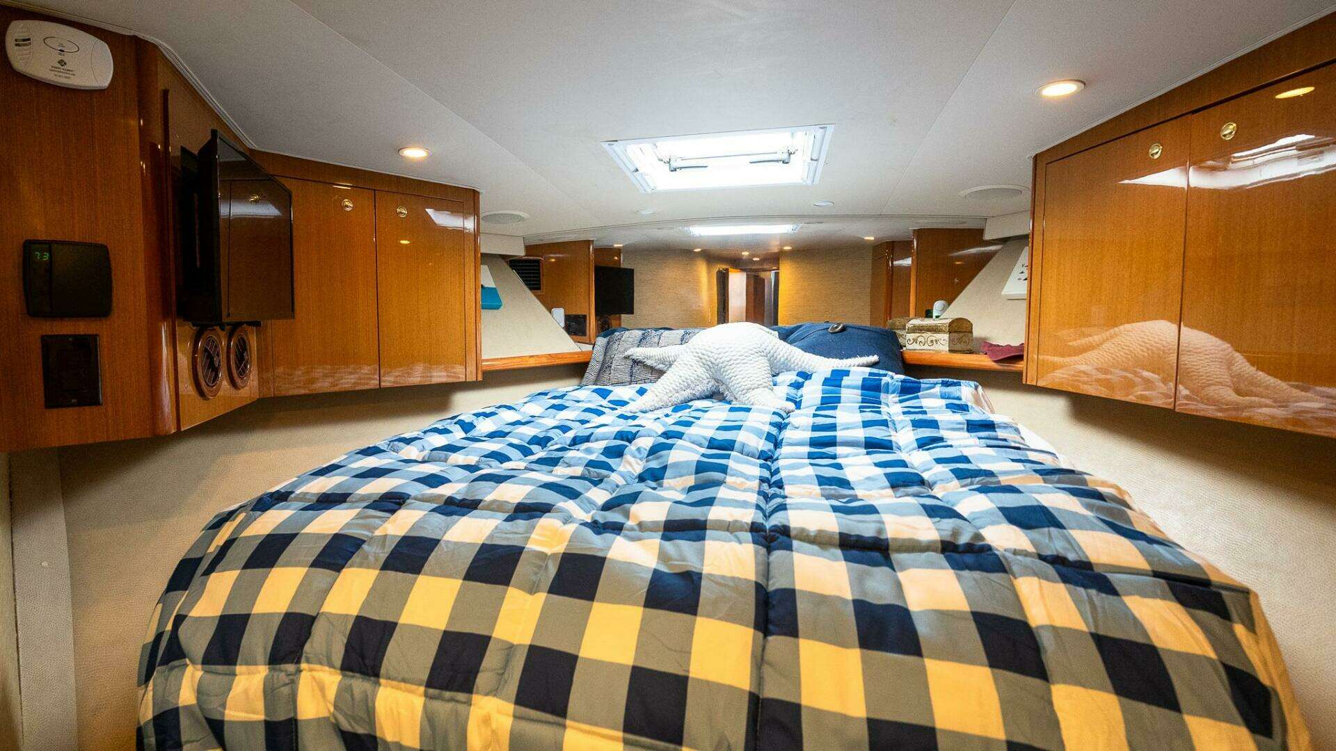 2002 Viking 52 Convertible - Image 34