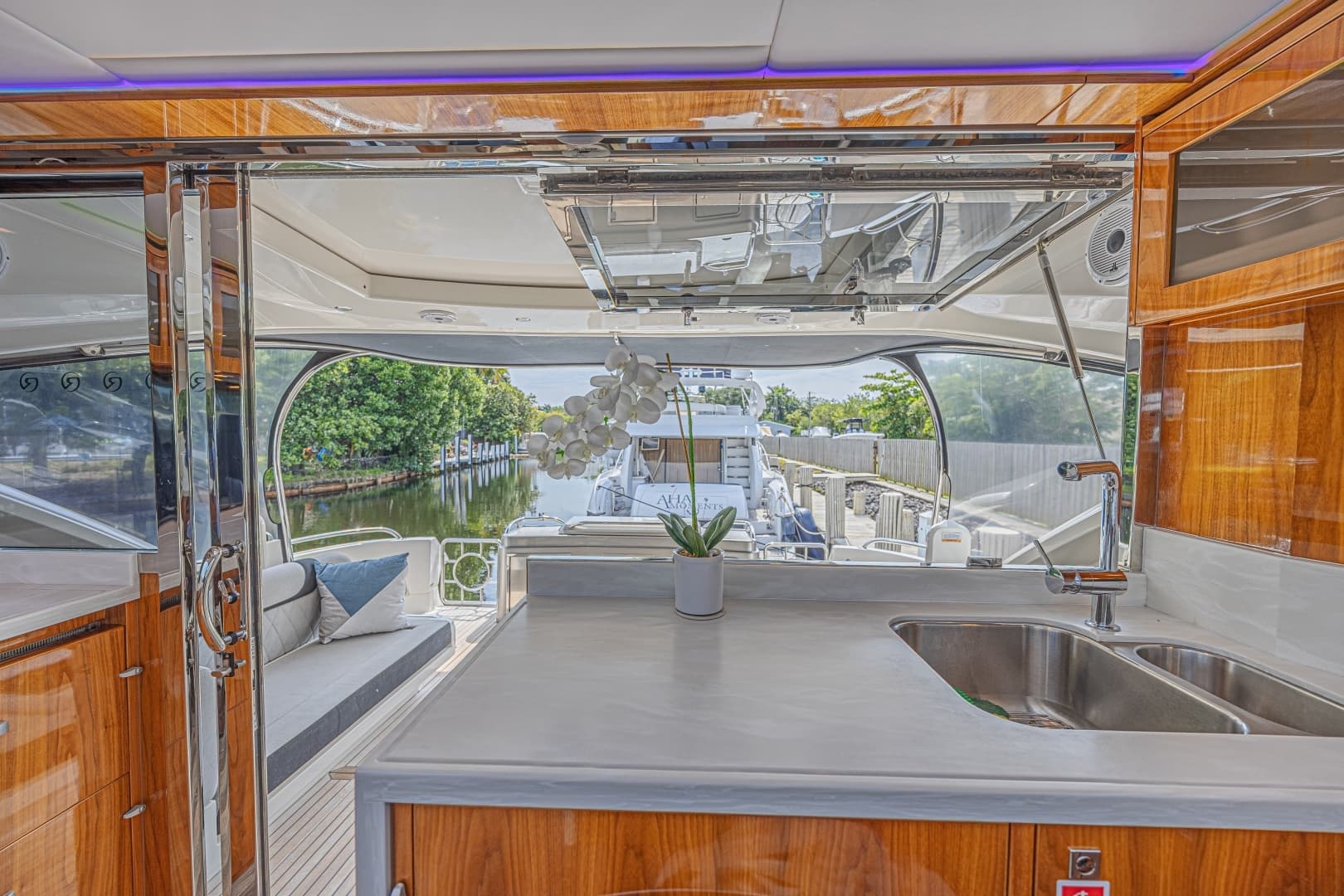 2021 Riviera 6000 Motor Yacht - Image 40