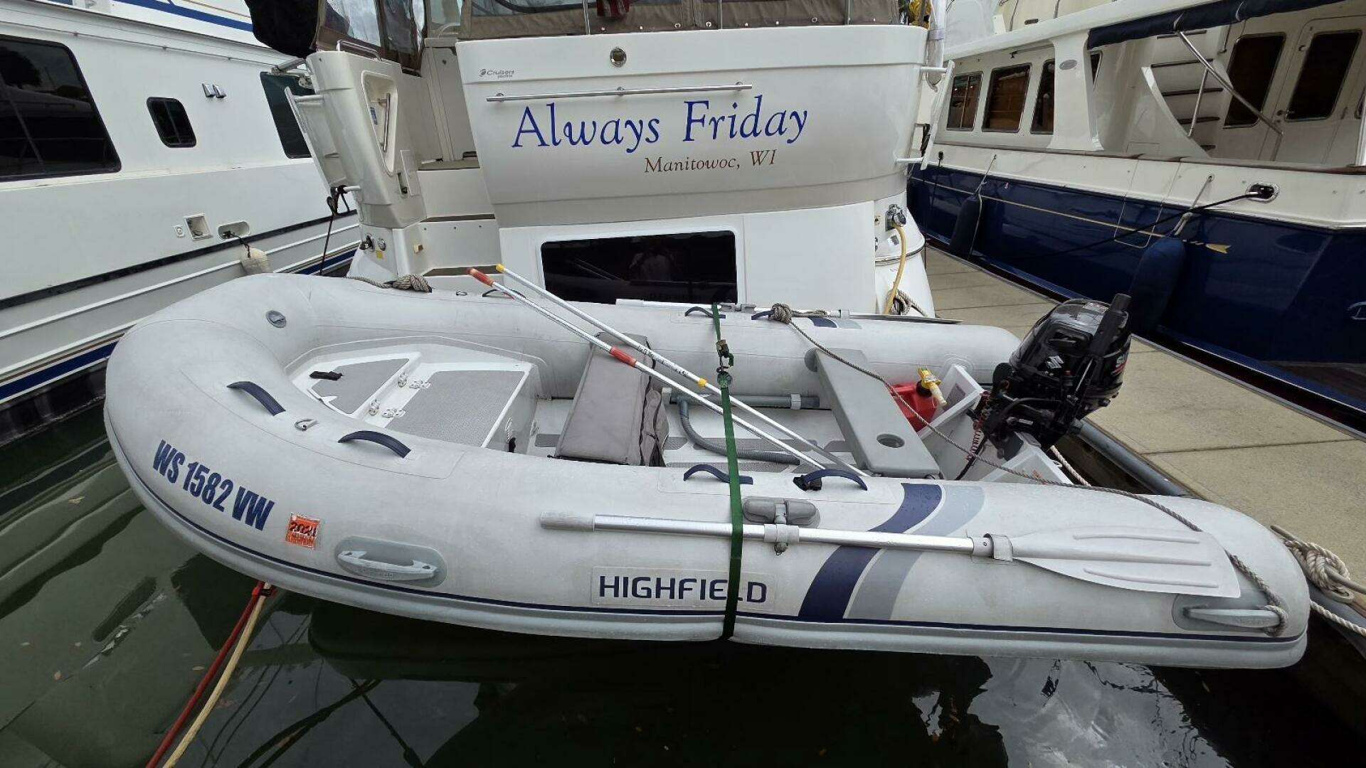 2000 Cruisers Yachts 4450 Express Motor Yacht - Image 5
