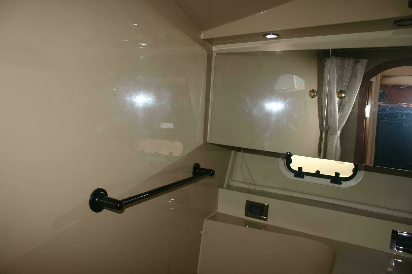 2001 Cruisers Yachts 3750 Motor Yacht - Image 15