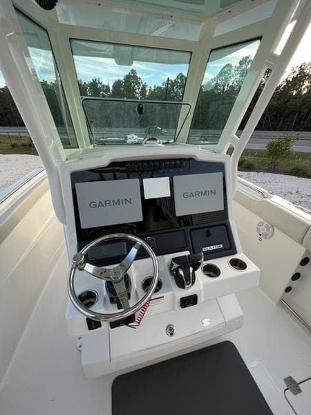 2022 Sailfish 272 CC boat helm with Garmin navigation system.