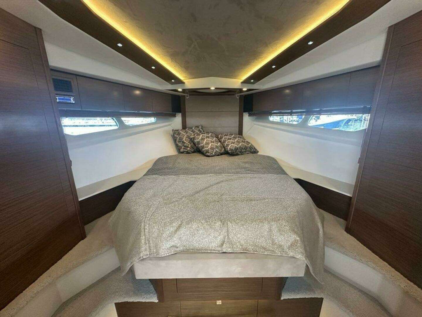 2015 Cruisers Yachts Cantius - Image 38