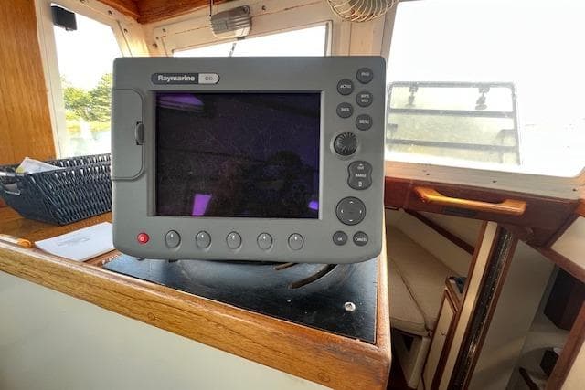 Raymarine GPS device inside 1988 Ellis HARDTOP CRUISER boat cabin.