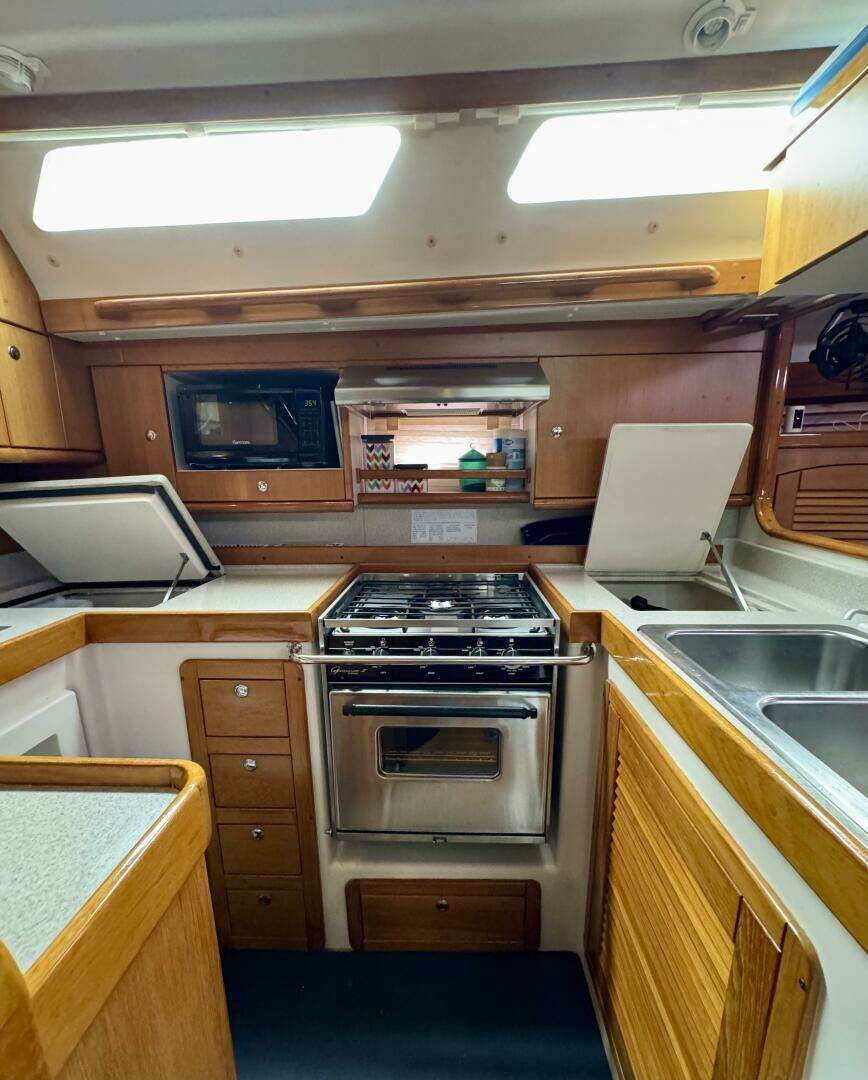 2005 Catalina 470 - Image 18