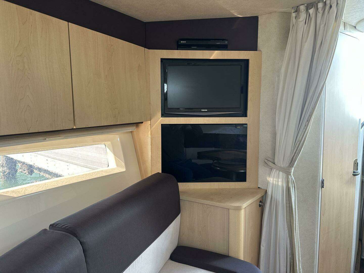 2013 Sea Ray 370 Venture - Image 9