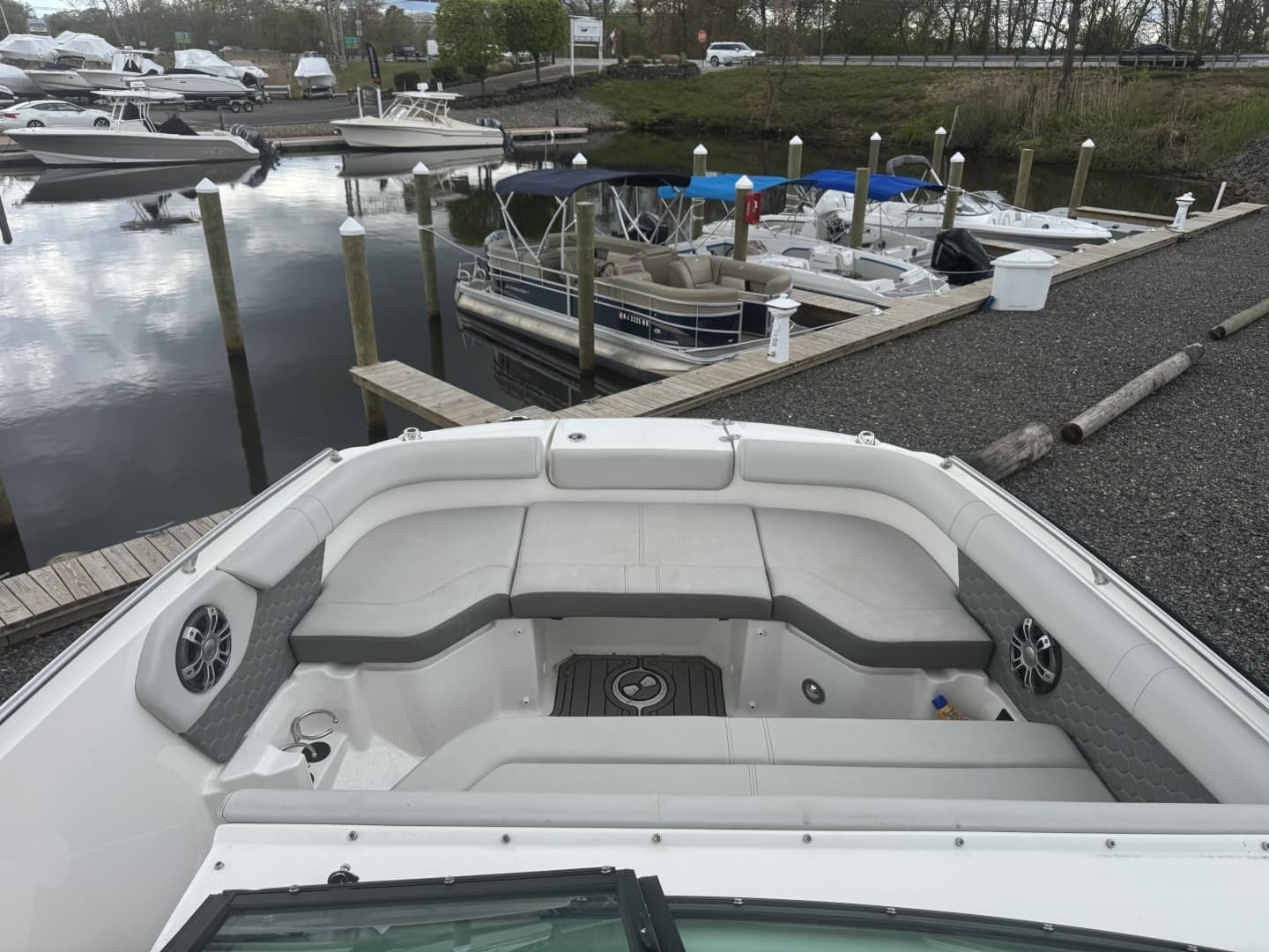 2024 Sea Ray SDX 250 Outboard - Image 15