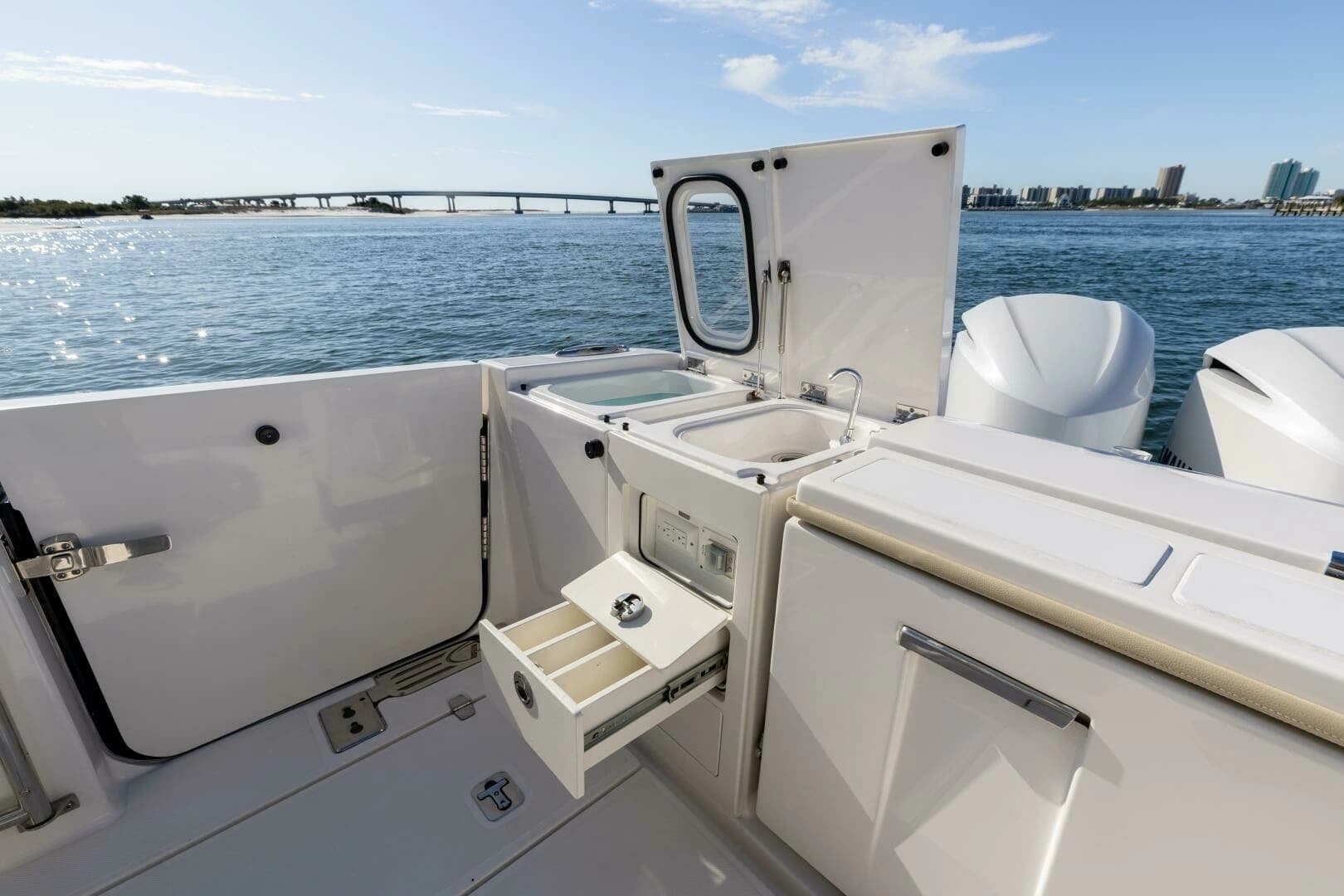 2019 Pursuit S 368 - Image 26