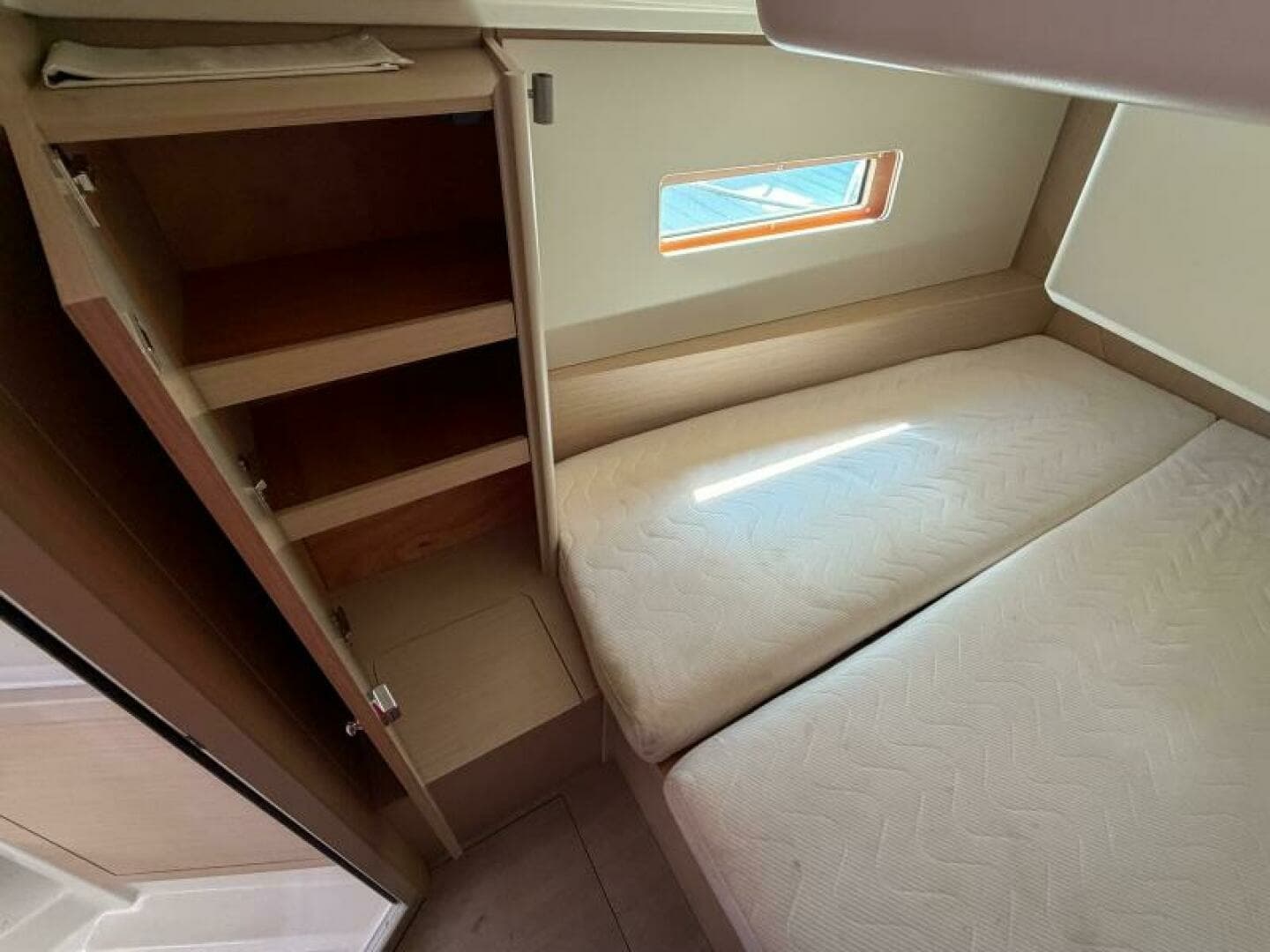 2022 Beneteau 40.1 - Image 23