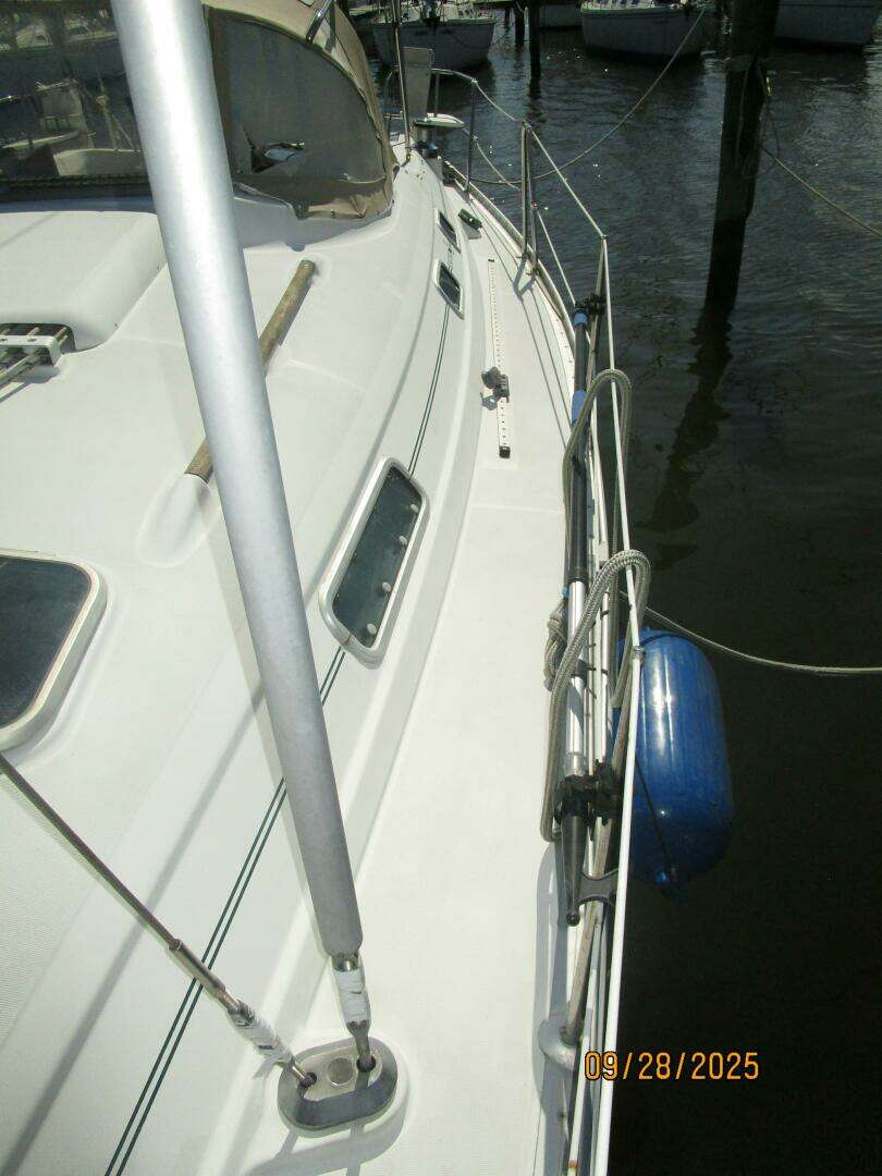 1998 Beneteau Oceanis 381 - Image 12