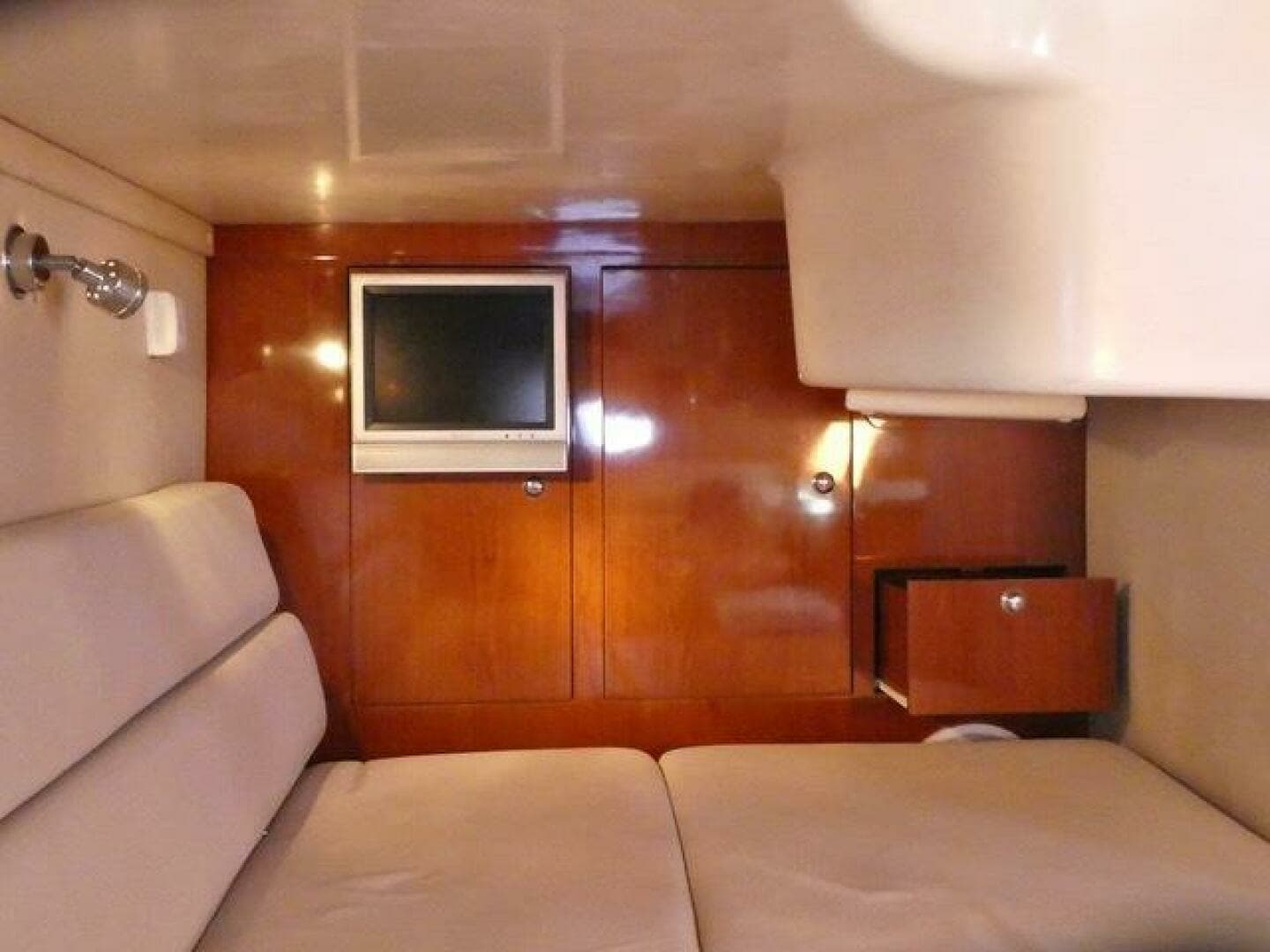 2005 Regal 3560 Commodore - Image 22