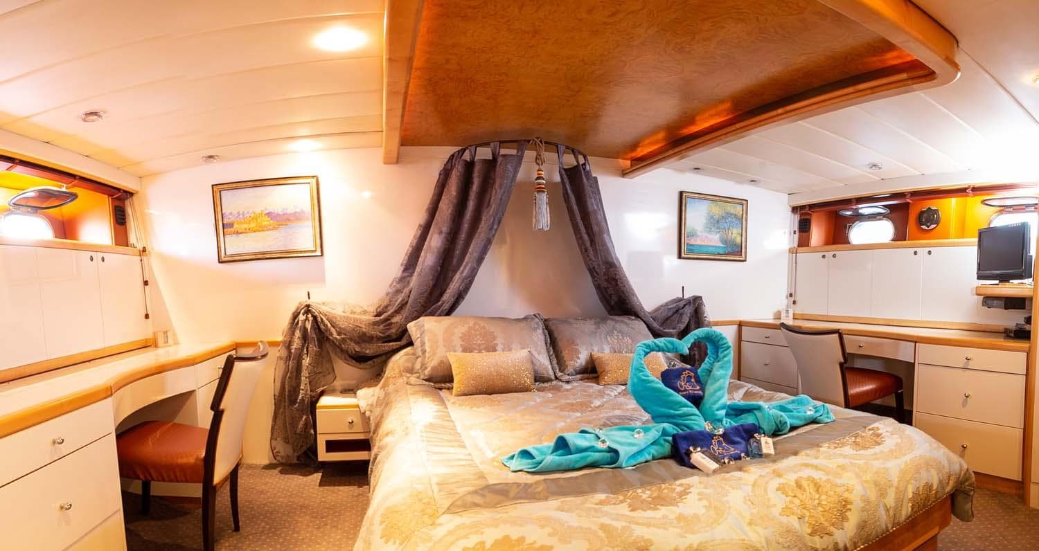 Azimut 100 used classic yacht for sale superyacht megayacht vintage MTU cruising bateau ancien époque
