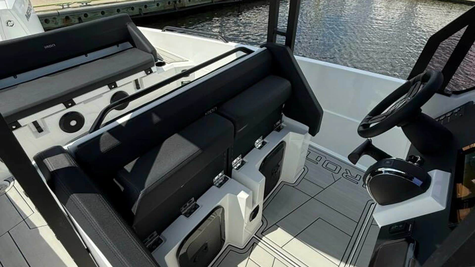 2024 Iron 27 T-Top - Image 20