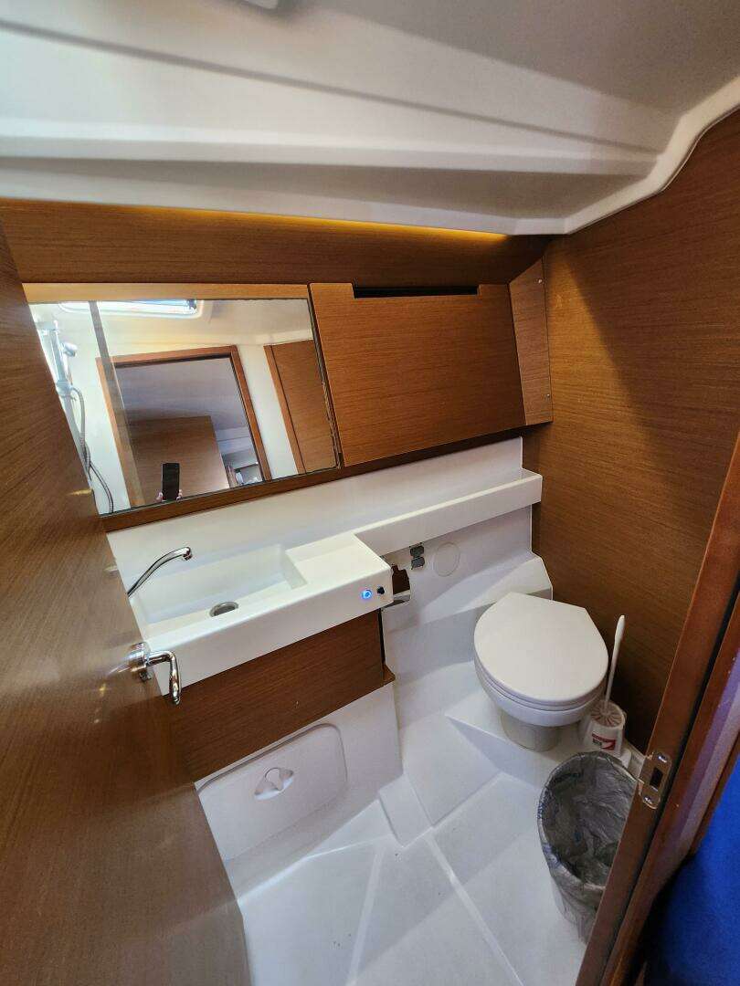 2020 Jeanneau Sun Odyssey 410 - Image 38