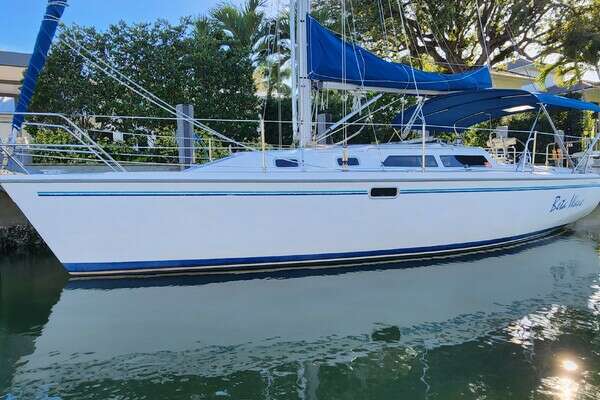 1995 Catalina 320 - Image 1