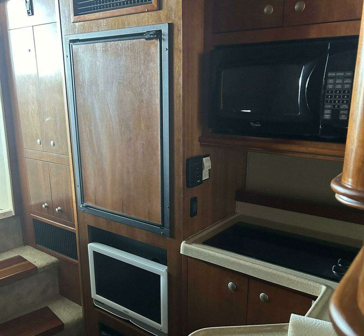 2006 Cruisers Yachts 370 Express - Image 8