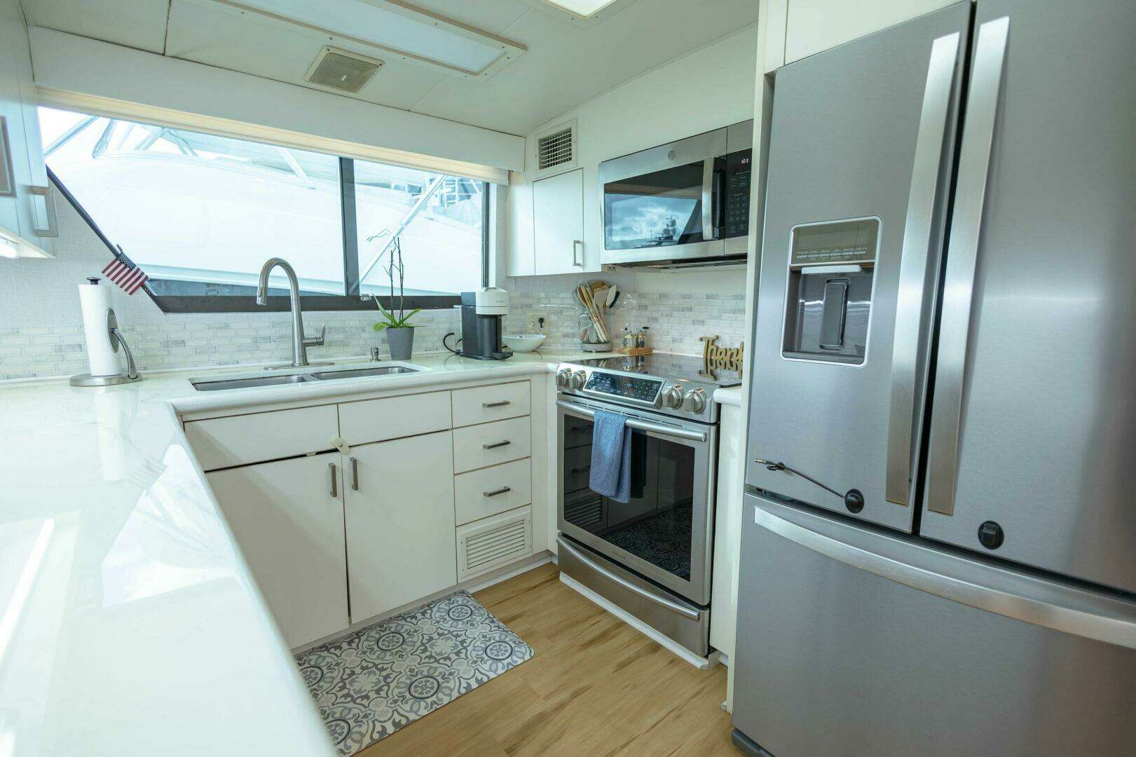 1989 Hatteras Cockpit Motor Yacht - Image 12