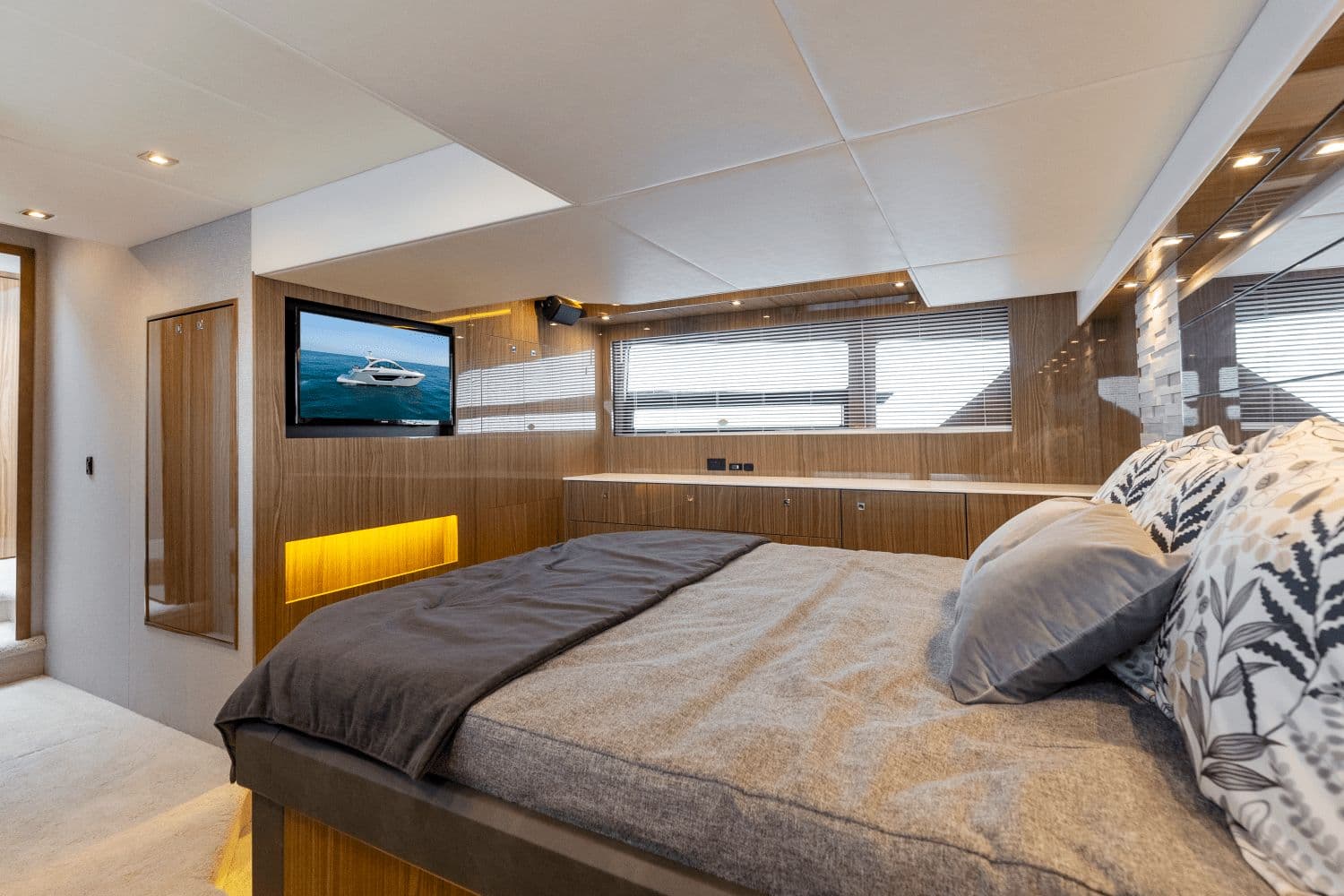 2026 Cruisers Yachts 50 Cantius - 55