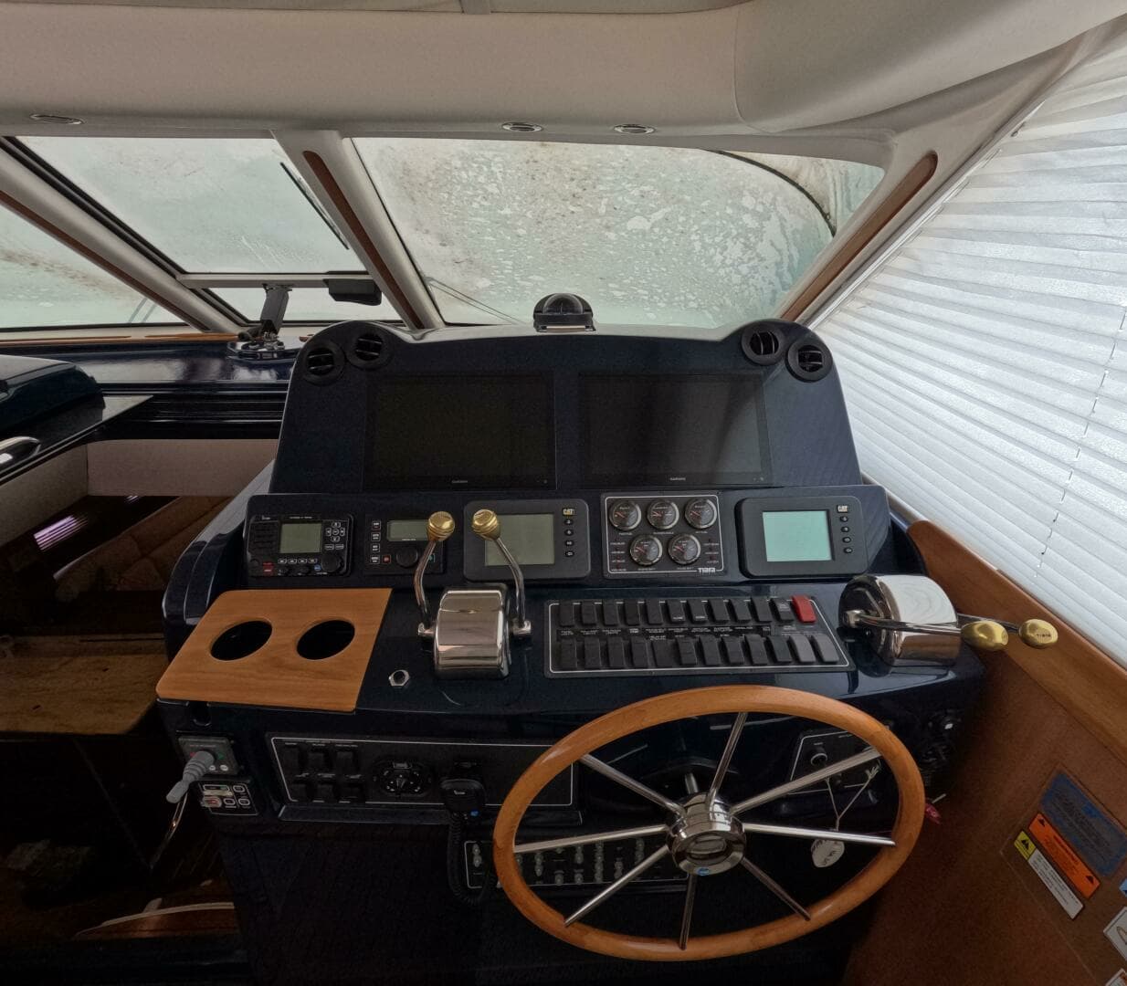 2004 Tiara Sport 5200 Sovran Salon - Image 7