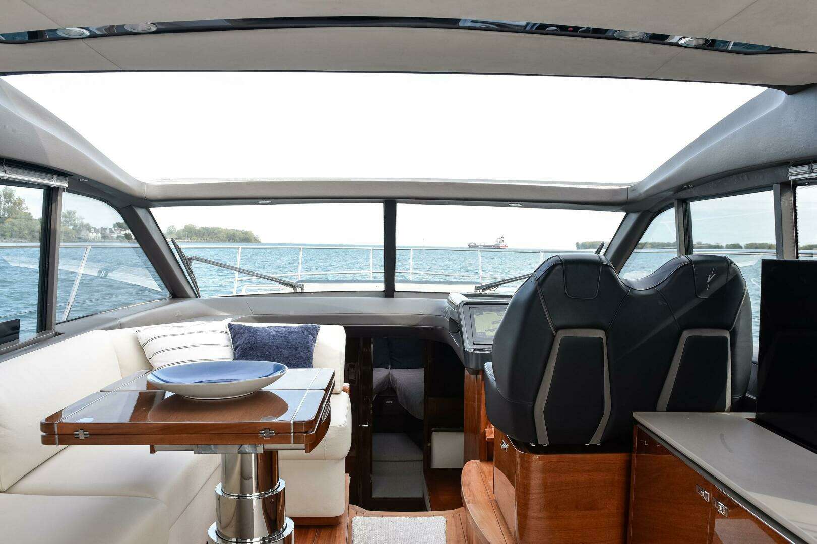 2022 Princess V50 - Image 17