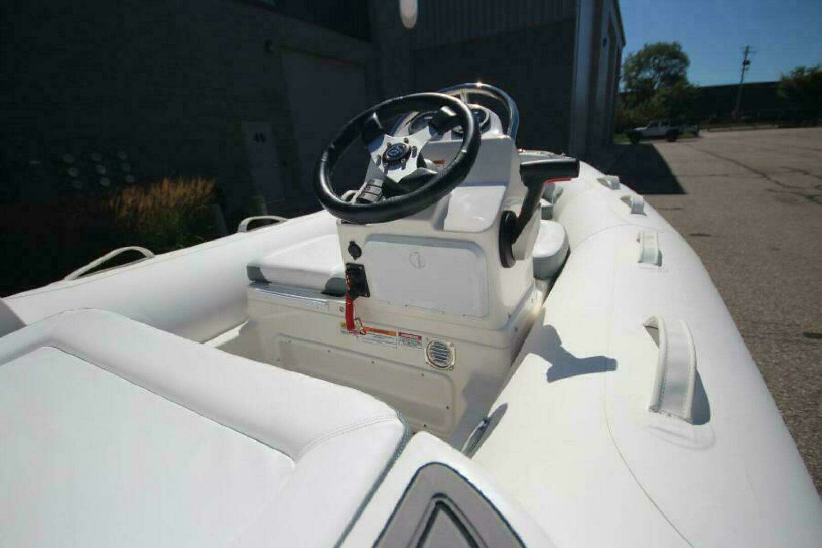 2026 Zodiac Yachtline 400 DL NEO - Image 11