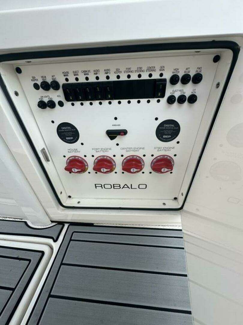 2023 Robalo R360 - Image 30