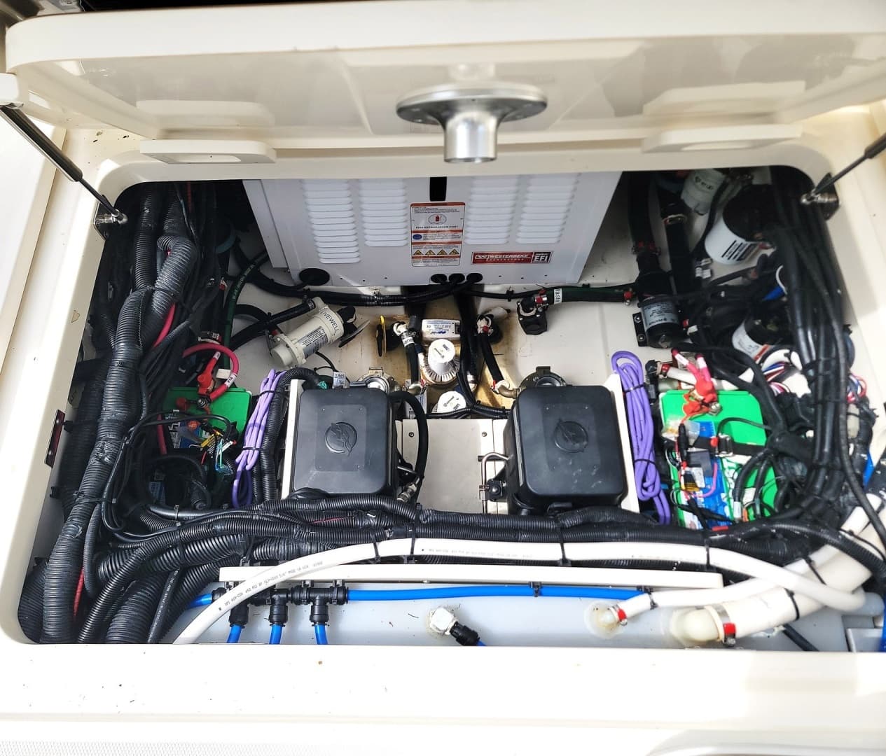 2022 Boston Whaler 320 Vantage - Image 49