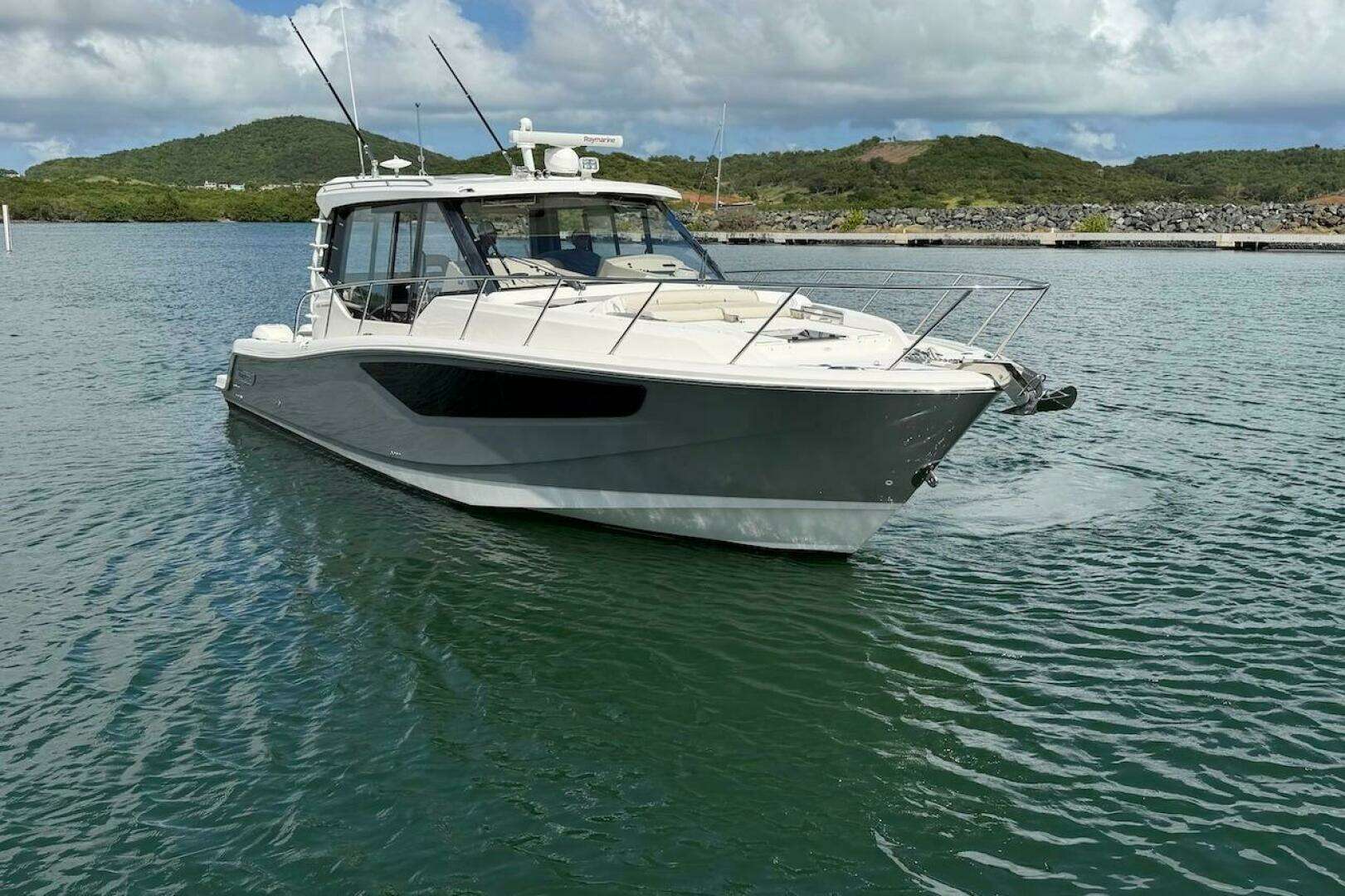 2021 Boston Whaler 405 Conquest - Image 7