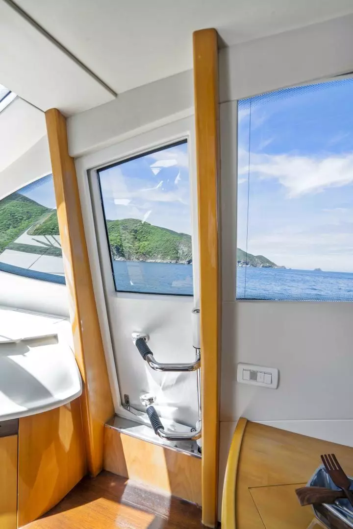 2005 Pershing 76 Motor Yacht - Image 13